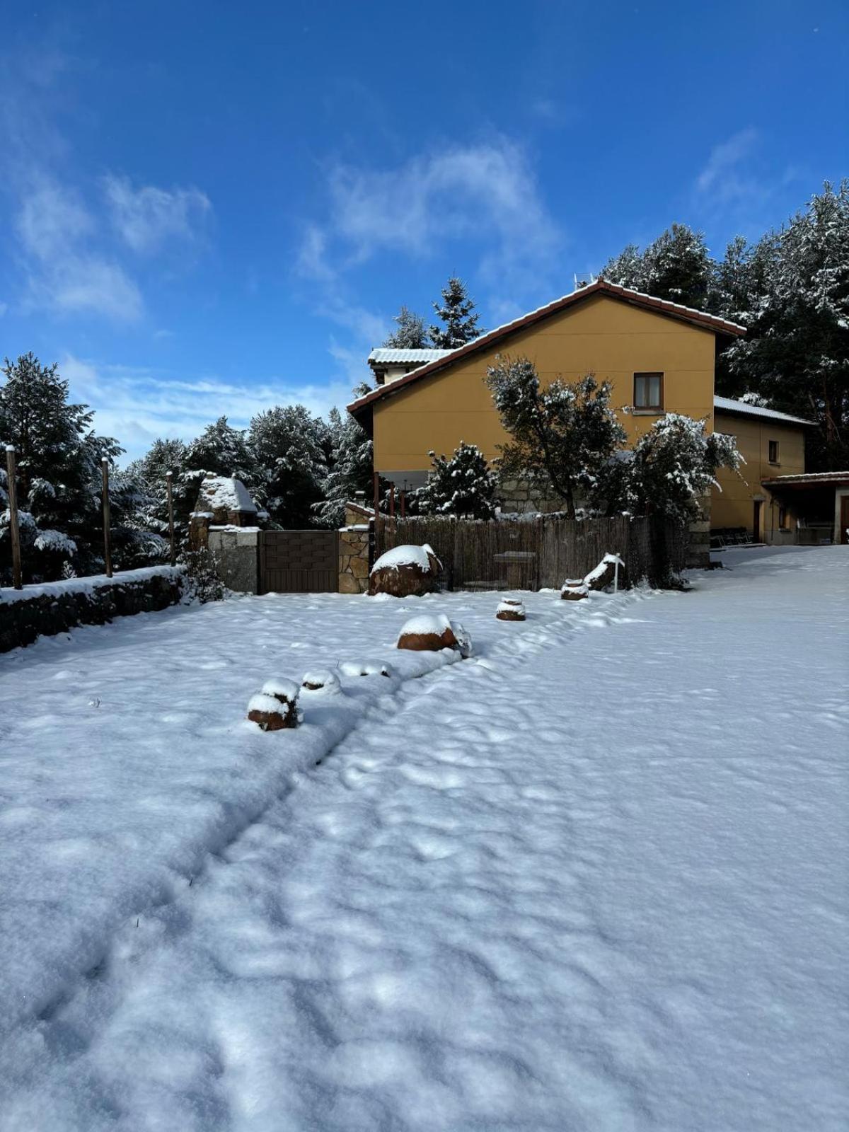 Altogredos Hotel Rural Y Apartamentos Turisticos Ойос-дель-Еспіно Екстер'єр фото
